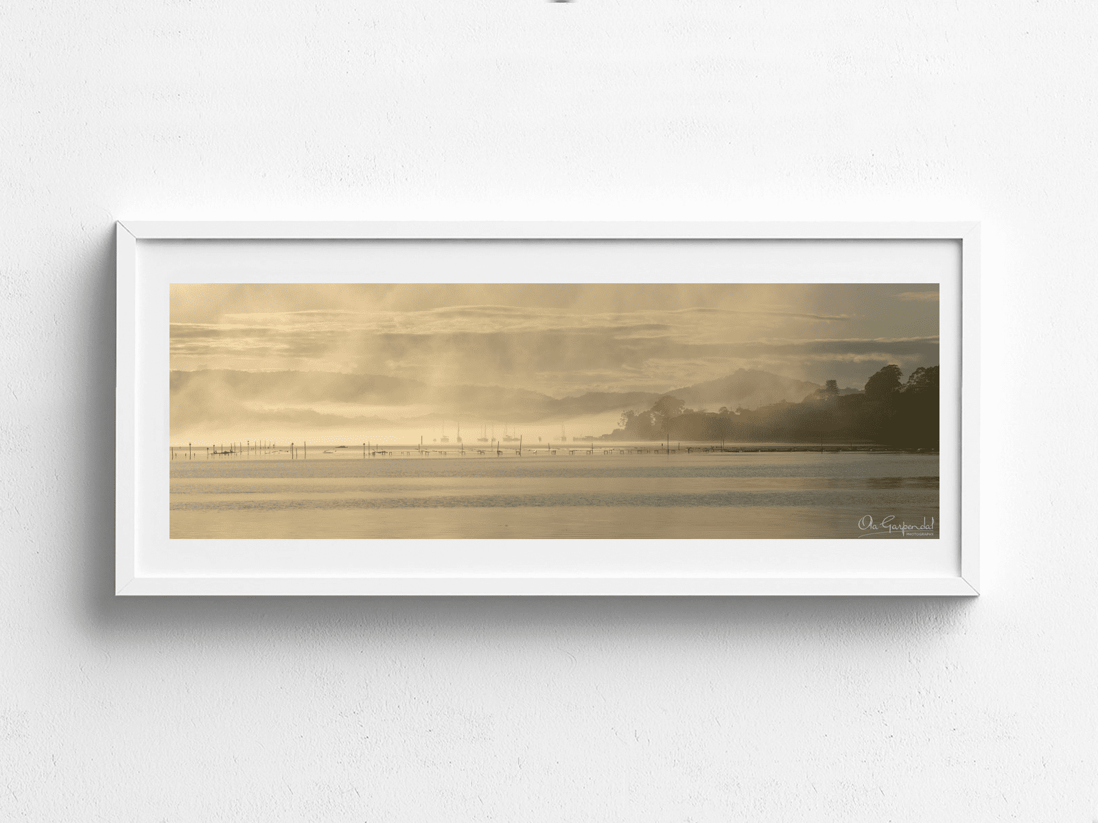 Oyster Trays in Fog 1-3 L White Frame on small wall